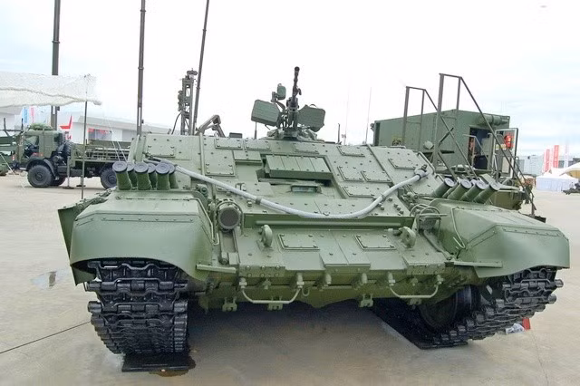 Tại Nga, trên nền tảng xe tăng T-72, phương tiện chiến đấu phun lửa BMO-T đã được tạo ra từ lâu, với những sửa đổi tối thiểu, nó có thể trở thành xe bọc thép chở quân hạng nặng. a6p6-mwnguo.jpg