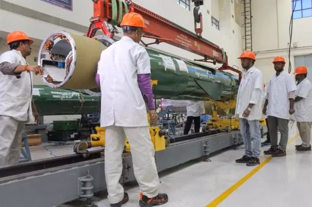 Dự án tên lửa hành trình chống hạm siêu âm BrahMos - sản phẩm hợp tác Nga - Ấn Độ đang thu hút sự quan tâm từ nhiều quốc gia, Đại sứ Ấn Độ tại Nga - ông Vinay Kumar cho biết trong một cuộc phỏng vấn với RIA Novosti. sborka-raket-na-zavode-indiisko-rossiiskoi-kompanii-brahmos-aerospace-v-indii-guh5ep9u-1733291461t.jpg
