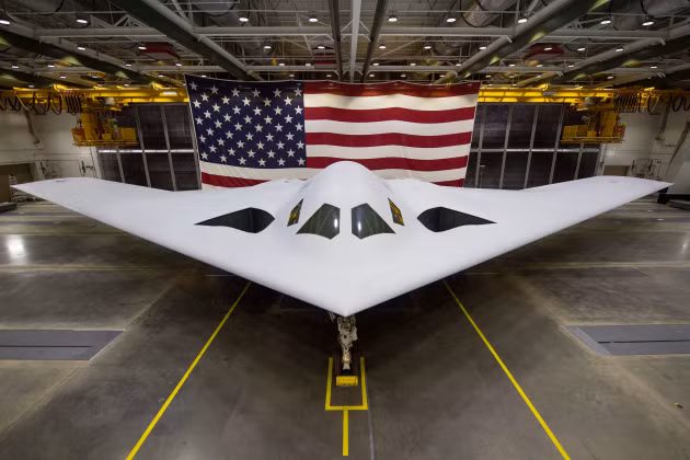 B-21 Raider là máy bay ném bom tàng hình thế hệ thứ 6, sẽ dần thay thế những chiếc B-2 Spirit và B-1 Lancer đã cũ, giúp duy trì ưu thế tuyệt đối của Không lực Hoa Kỳ. 6rxrd57uq5ek3goec4zoeq7bjm.png