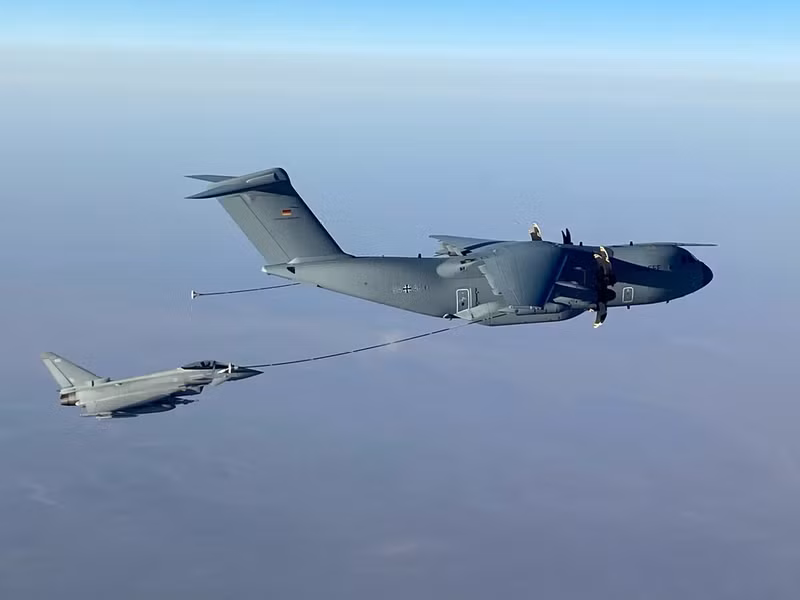 Ưu điểm lớn nhất của C-390 so với A400M còn nằm ở thực tế Brazil sẵn sàng chuyển giao công nghệ sản xuất cho đối tác, điều mà châu Âu không thoải mái khi thực hiện. raf-typhoon-and-german-a400m-refuelling-1-credit-raf.jpg