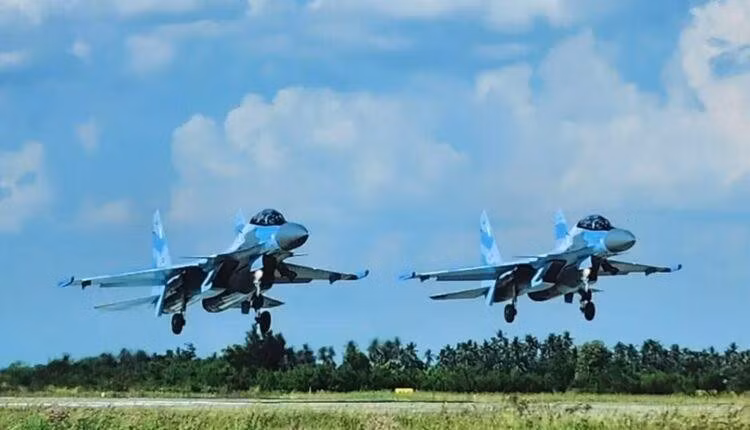 Tổng cộng Myanmar đã nhận được 6 máy bay chiến đấu Su-30SME theo hợp đồng ký năm 2018. Biến thể này có nhiều nét tương đồng với Su-30MKM của Malaysia, nhưng khác ở chỗ không lắp thiết bị điện tử phương Tây mà sử dụng hàng nội địa của Nga. myamnar-su-30sme-1735629080757-1735629085636973560782.jpg