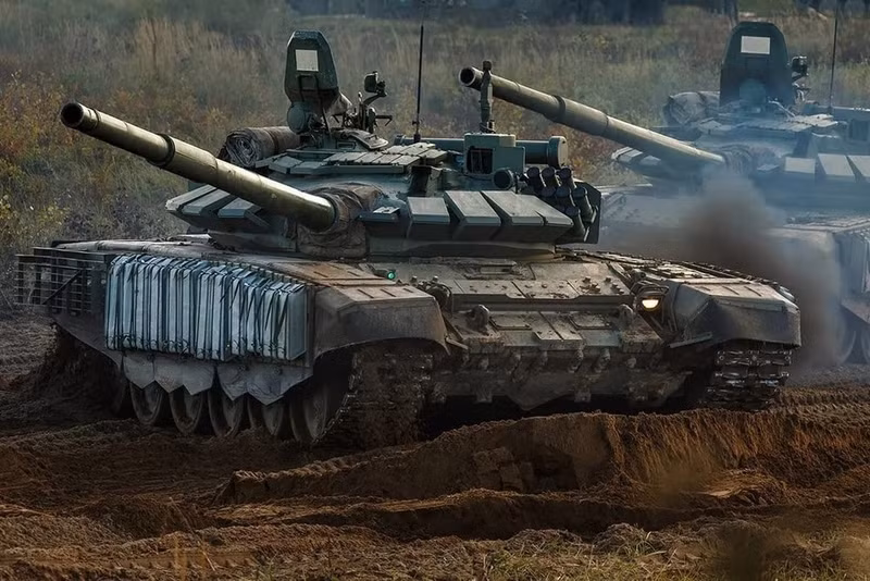 "T-72 vẫn là một loại xe tăng module có thể nhanh chóng được cấu hình lại để đáp ứng các mối đe dọa và thách thức cụ thể. Trên chiến trường Ukraine, khoảng 200 sửa đổi khác nhau đã được thực hiện đối với thiết kế của xe tăng". t-72b3m-meng-model-35th-scale-1.jpg