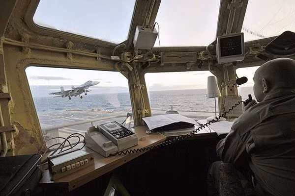 Tàu sân bay Đô đốc Kuznetsov cho phép thủy thủ thực hiện các cuộc diễn tập phức tạp với hai đối tác chiến lược của họ là Ấn Độ và Trung Quốc - chưa kể đến khả năng quân sự độc đáo mà phương tiện này mang lại. 1-0e9e1285.jpg