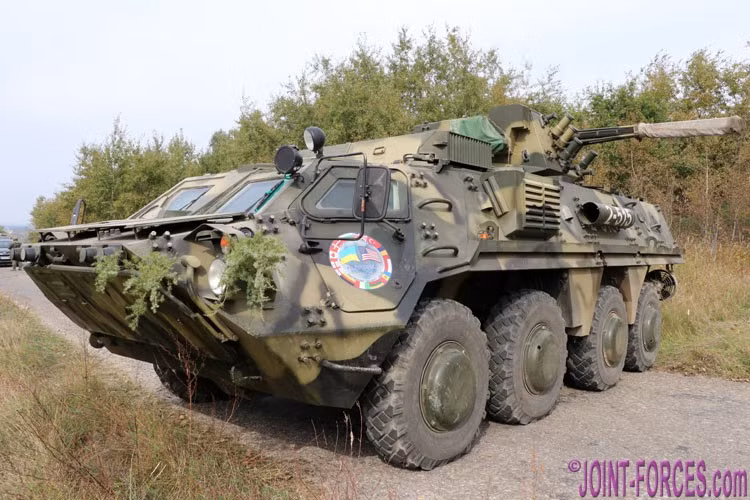 Trong đoạn video, Quân đội Ukraine đã trình chiếu cảnh huấn luyện trên thao trường về di chuyển, bắn pháo cả ngày lẫn đêm. Dễ nhận thấy các xe BTR-4 mới được trang bị tiêu chuẩn bộ giáp bổ sung để bảo vệ chống lại đạn xuyên lõm. 02-rt19-2602-9231-332.jpg