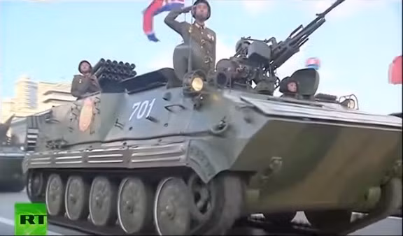 Ngoài ra so với phiên bản cơ sở Type 63 của Trung Quốc, rõ ràng là chiều dài của thân xe đã tăng lên, dẫn đến sự xuất hiện của một bánh xe chịu nặng thứ năm bổ sung ở mỗi bên, thay vì chỉ 4. 107mm-mlrs-vtt323.jpg