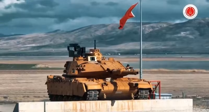 Xe tăng M60 được phát triển dựa trên mẫu M48, nó cũng được gọi bằng cái tên Patton, cho thấy đây thực chất là bản nâng cấp, nó được trang bị pháo nòng xoắn 105mm M68. Thân xe và giáp tháp pháo được làm bằng thép đúc. 20240210-232058.jpg