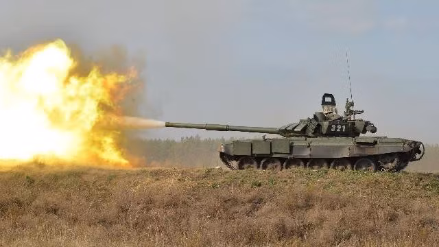 "Khả năng hiện đại hóa càng lớn, trang thiết bị chiến đấu càng tốt. Xe tăng T-72B3M do Tập đoàn Uralvagonzavod (UVZ) của chúng tôi sản xuất là một nền tảng với khả năng gần như vô tận", một thông điệp trên kênh Telegram của tập đoàn cho biết. tank-t-72b3-vo-vremya-uchenii-y4m4vbdw-1772772961t.jpg