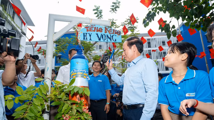 Phó Thủ tướng Chính phủ Lê Tiến Châu đánh tiếng kẻng Hy vọng trong chương trình Chào năm học mới. 