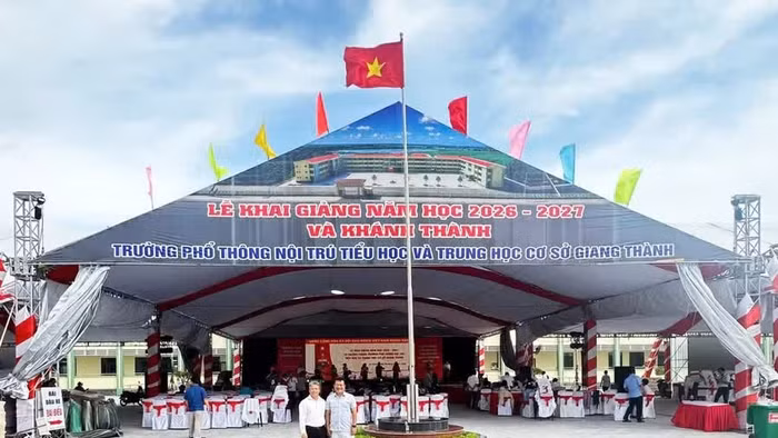 Điểm cầu chính Lễ khai giảng và khánh thành các trường nội trú liên cấp biên giới của tỉnh An Giang tại Trường Phổ thông nội trú TH&THCS Giang Thành. Ảnh: Yến Phương. 