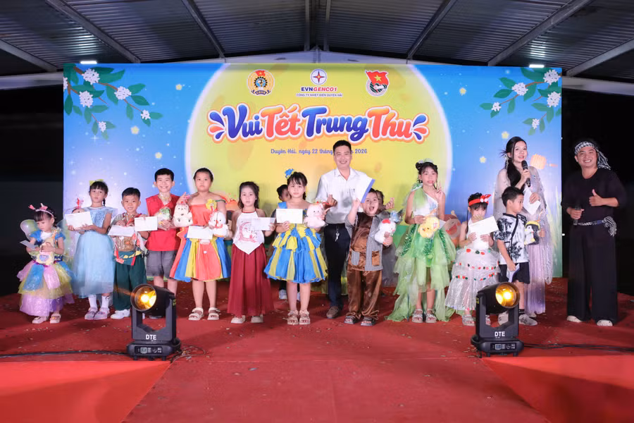 Ban Tổ chức trao giải cho các em tham gia thi diễn thời trang.