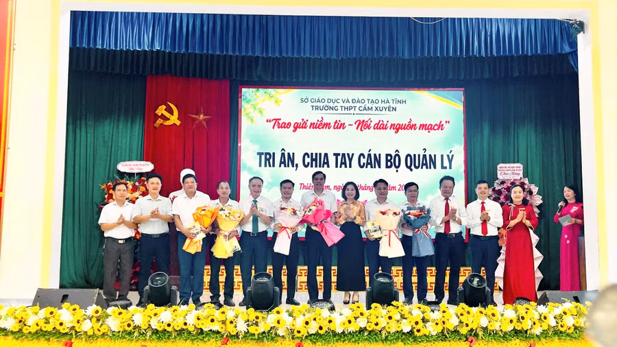 Bà Nguyễn Thị Nhung Quyên, Phó Giám đốc Sở GD&ĐT Hà Tĩnh cùng lãnh đạo nhà trường tặng hoa tri ân, chia tay các nhà giáo.