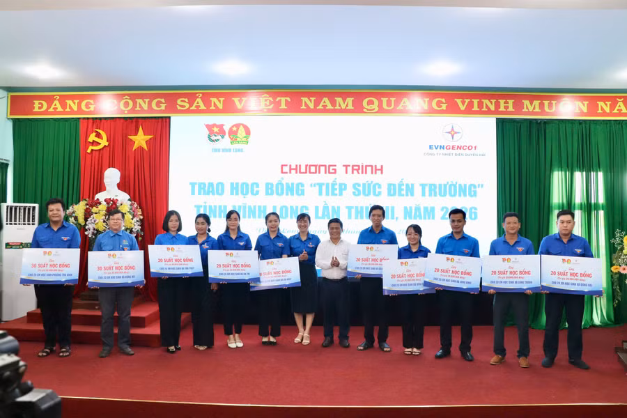 Công ty Nhiệt điện Duyên Hải trao học bổng, hỗ trợ học sinh có hoàn cảnh khó khăn trên địa bàn tỉnh Vĩnh Long. 2.jpg