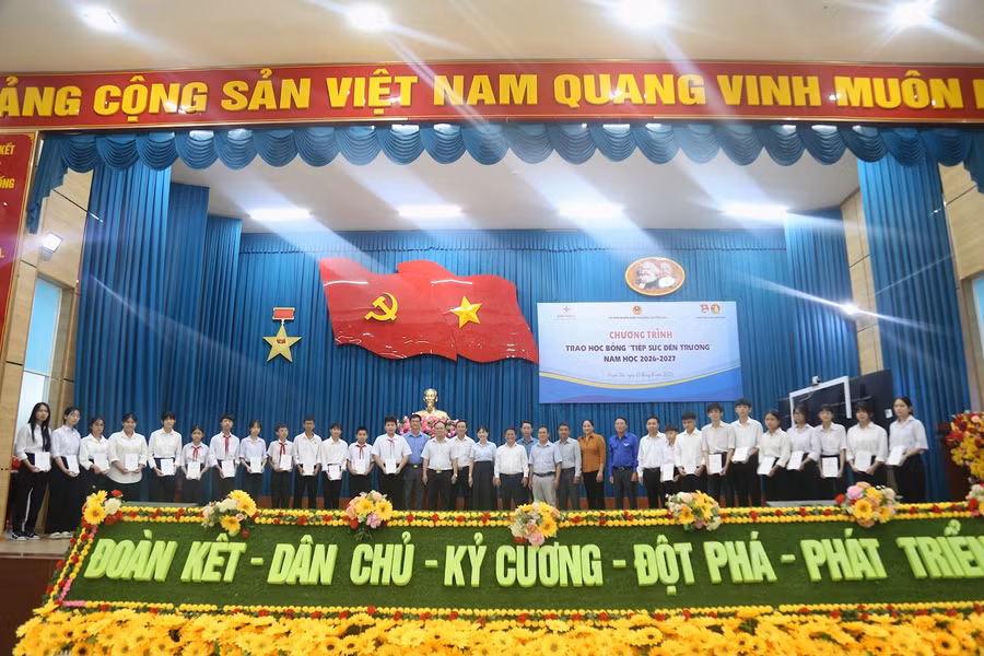 Đại diện Công ty Nhiệt điện Duyên Hải, lãnh đạo địa phương cùng các em học sinh và phụ huynh chụp ảnh lưu niệm tại chương trình.