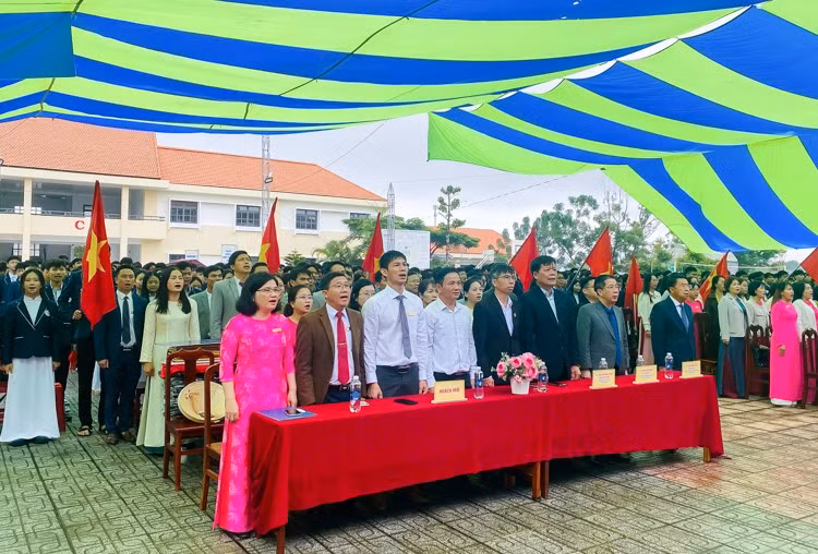 Ông Nguyễn Quang Vĩnh (người mặc áo trắng ở giữa) tham gia khai giảng năm học mới tại điểm Trường chuyên Bảo Lộc, tỉnh Lâm Đồng.