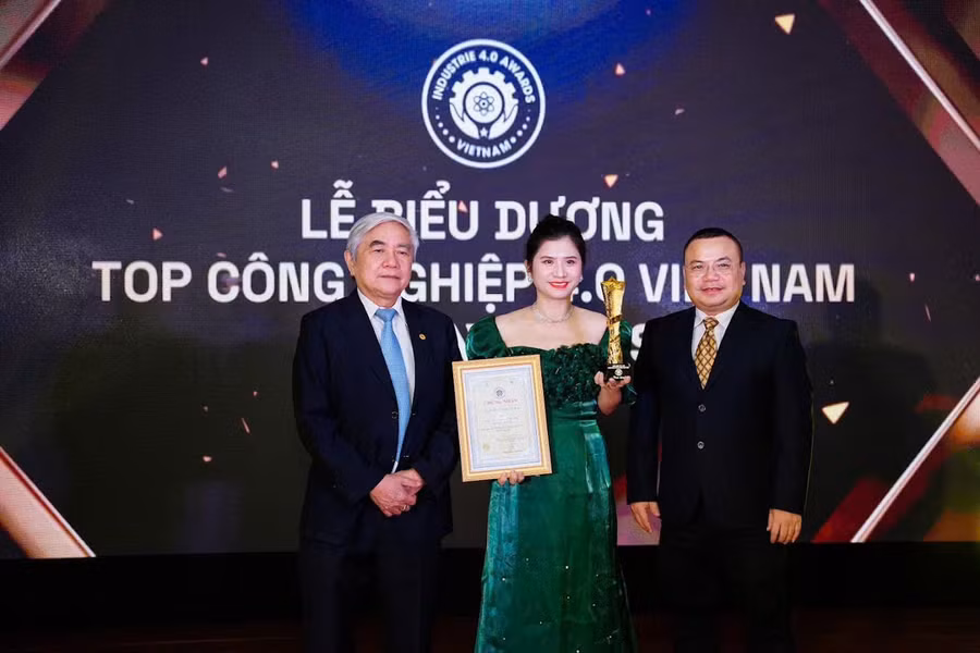 Chị Phan Thị Hoài nhận giải thưởng công nghiệp 4.0..(Ảnh: NVCC)