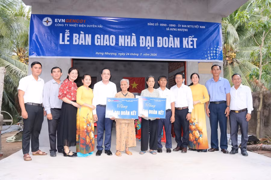 Phó Bí thư Tỉnh ủy Lâm Minh Đằng, đại diện lãnh đạo phường Duyên Hải, phường Trường Long Hòa và Công ty Nhiệt điện Duyên Hải trao bảng tượng trưng kinh phí hỗ trợ, quà cho 2 hộ dân nhận nhà. 1784867038536-583520311705382045-g6535921507127907120-14c97eb16ce50f91970d35329b089f76-20260724145914494.jpg