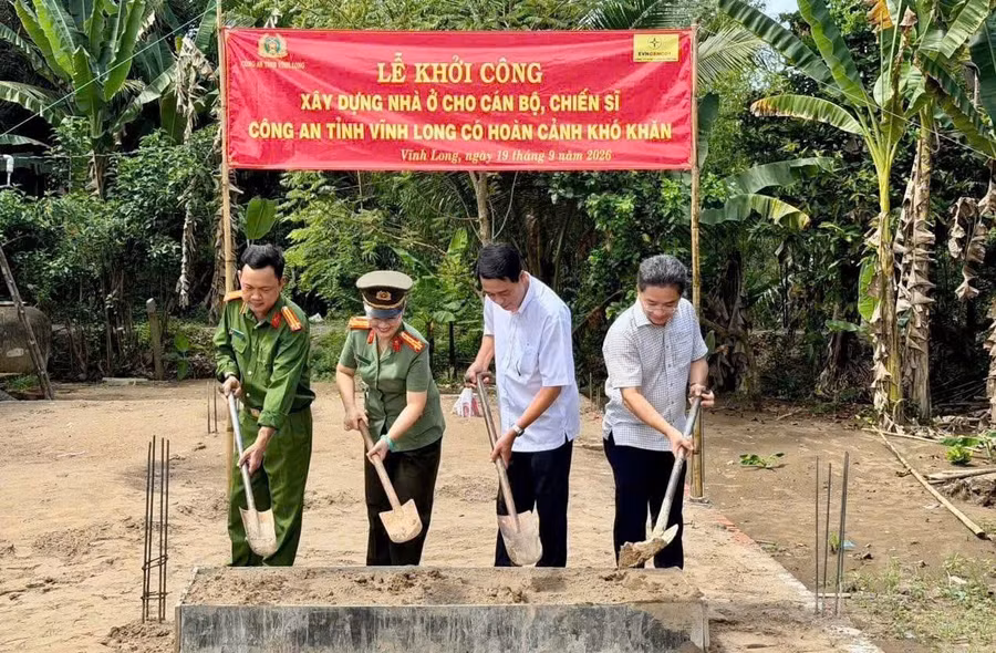 Đại diện Công ty Nhiệt điện Duyên Hải, Công an tỉnh Vĩnh Long và các đơn vị thực hiện nghi thức khởi công xây dựng nhà ở cho Trung tá Trần Văn Hương.