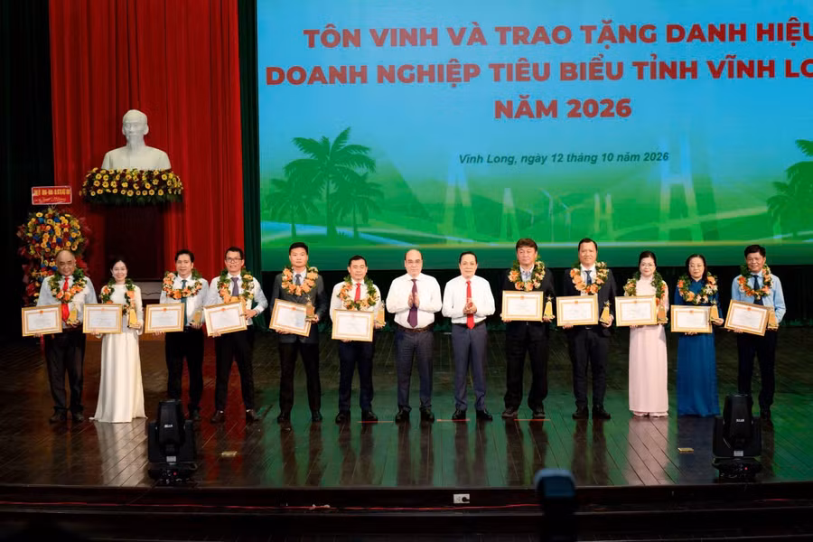 Ông Âu Nguyễn Đình Thảo – Phó Giám đốc Công ty Nhiệt điện Duyên Hải (ngoài cùng bên trái) nhận chứng nhận đạt danh hiệu “Doanh nghiệp tiêu biểu tỉnh Vĩnh Long năm 2026”. 1791853118709-8053685611643180608-8053685611643180608-1a451b3ba3b886a5833139aa82f770cb-20261014081229297.jpg