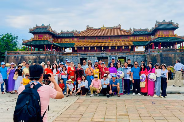 Đông đảo du khách trải nghiệm các địa điểm đẹp tại cố đô Huế dịp lễ 30/4-1/5.