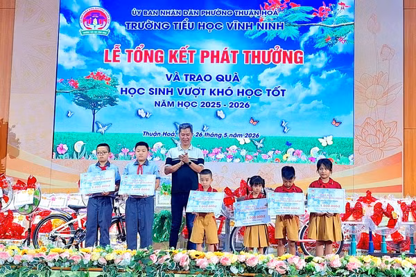 Trao nhiều suất quà cho học sinh vượt khó học tốt tại lễ tổng kết Trường tiểu học Vĩnh Ninh, TP Huế.