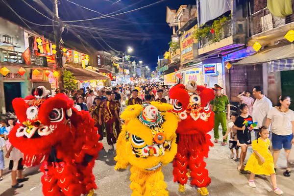 Múa lân mở màn cho lễ hội tại phố cổ Bao Vinh, phường Hóa Châu, TP Huế.