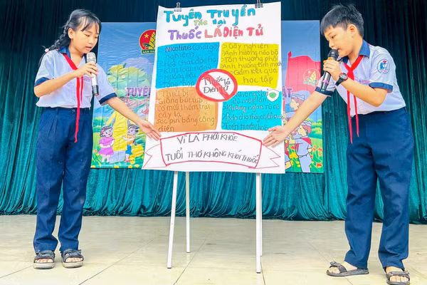 Học sinh tiểu học tại TP Huế thực hiện thuyết trình về tác hại của thuốc lá điện tử.
