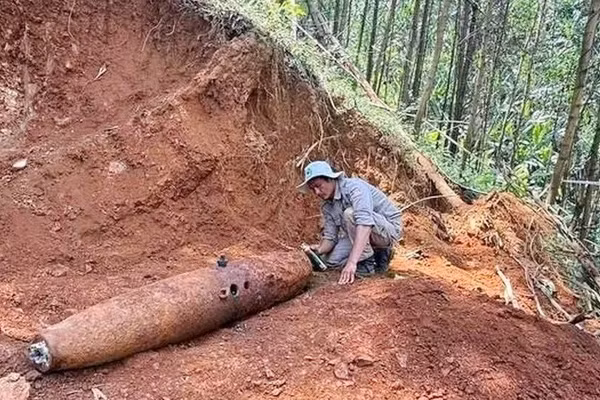 Quả bom MK82 “khủng” nặng hàng trăm kilogam được phát hiện tại xã A Lưới 1, TP Huế.