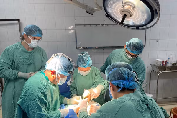 Nối thành công bàn chân bị đứt lìa do máy cắt cỏ
