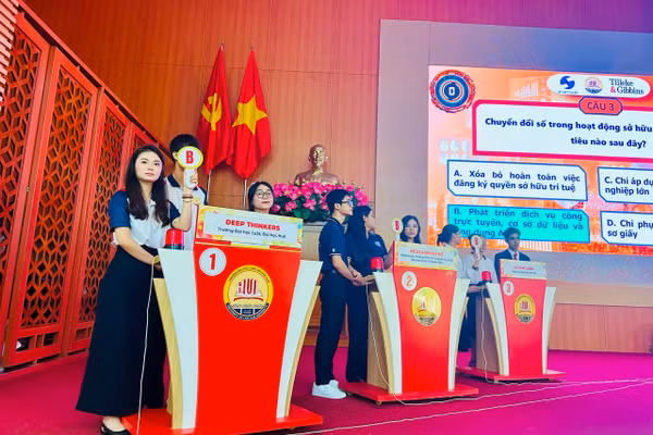 Đội DEEP THINKERS thuộc Trường Đại học Luật, Đại học Huế (ngoài cùng bên trái) giành ngôi vị Quán quân cuộc thi “Sinh viên sáng tạo và Quyền sở hữu trí tuệ” năm 2026.
