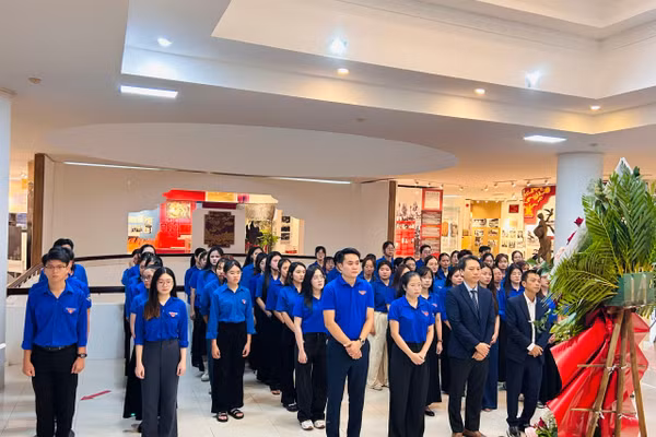 Buổi lễ báo công dâng Bác của Trường ĐH Ngoại ngữ Huế tại Bảo tàng Hồ Chí Minh.