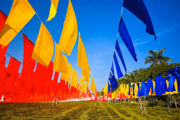 Lá cờ Phật giáo khổng lồ nổi bật bên bờ sông Hương, TP Huế.