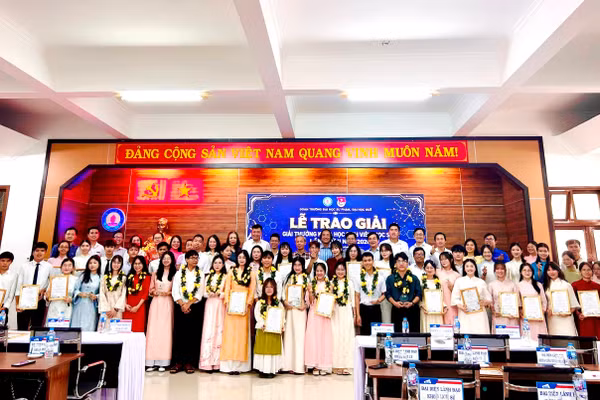 Giải thưởng Khoa học SV, HS Trường ĐH Sư phạm Huế lần II năm 2026 để lại nhiều dấu ấn sáng tạo.