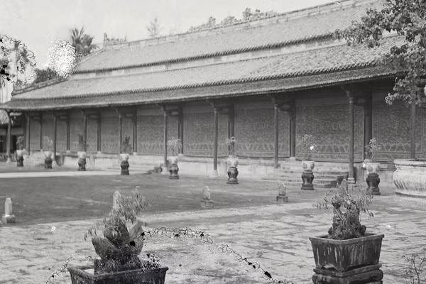 Điện Cần Chánh xưa - ngôi điện lộng lẫy của Tử Cấm Thành - Đại Nội Huế khi chưa bị phá hủy.