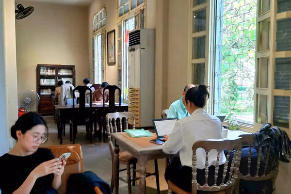 Thói quen đọc của sinh viên thời đại số đã có nhiều thay đổi, đan xen giữa sách truyền thống và các phương tiện điện tử.