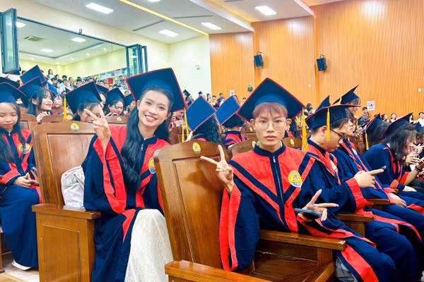Niềm vui các tân cử nhân khóa song ngữ Việt - Anh đầu tiên tại Trường ĐH Luật Huế.