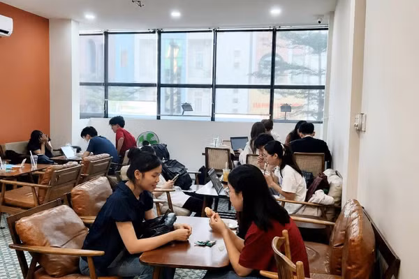 Nhiều quán cà phê tại TP Huế trở thành địa điểm học tập quen thuộc của người trẻ vào buổi trưa, chiều khi thời tiết oi bức.