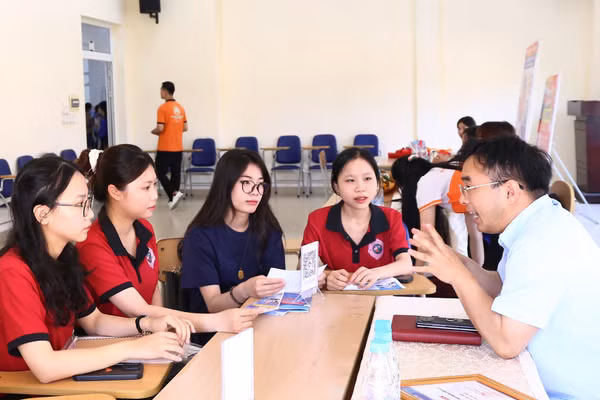 Sinh viên Trường ĐH Ngoại ngữ, ĐH Huế tham gia tuyển dụng việc làm ở Ngày hội việc làm tại trường với sự tham dự nhiều doanh nghiệp lớn.