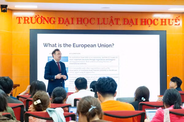 Lớp đào tạo luật song ngữ tại Huế đầy mới mẻ với nhiều cơ hội việc làm toàn cầu hấp dẫn.