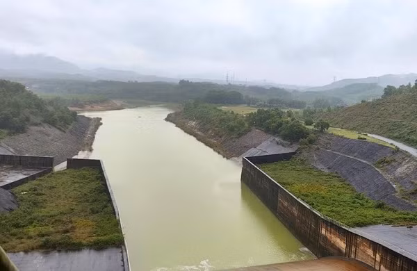 Các hồ chứa, thủy điện tại TP Huế hiện vẫn đang ở ngưỡng an toàn, sẵn sàng cắt lượng mưa lớn trong bão Bualoi sắp đổ bộ.