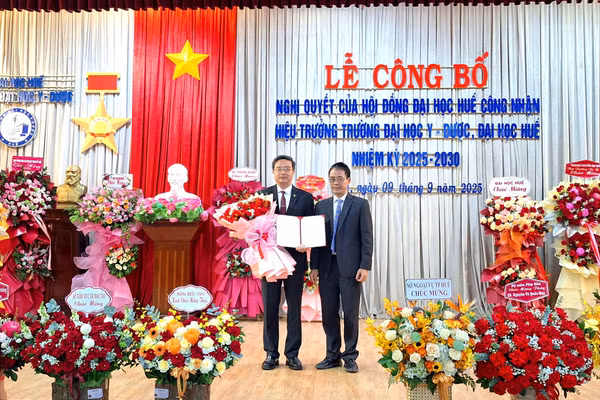 Trao Nghị quyết công nhận Hiệu trưởng Trường Đại học Y - Dược, Đại học Huế nhiệm kỳ 2025-2030 cho GS.TS Nguyễn Vũ Quốc Huy (trái).