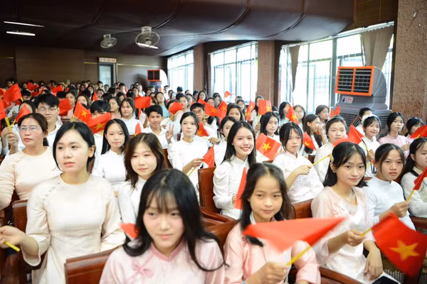 Học sinh sinh viên Trường Đại học Sư phạm, Đại học Huế hân hoan trong ngày khai giảng năm học mới, kỳ vọng vào nhiều bước tiến của giáo dục nước nhà. (Ảnh: ĐHSPH)