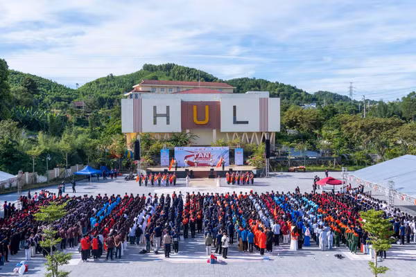 Không khí rực rỡ sắc màu trong ngày hội tân sinh viên Trường Đại học Luật, Đại học Huế.