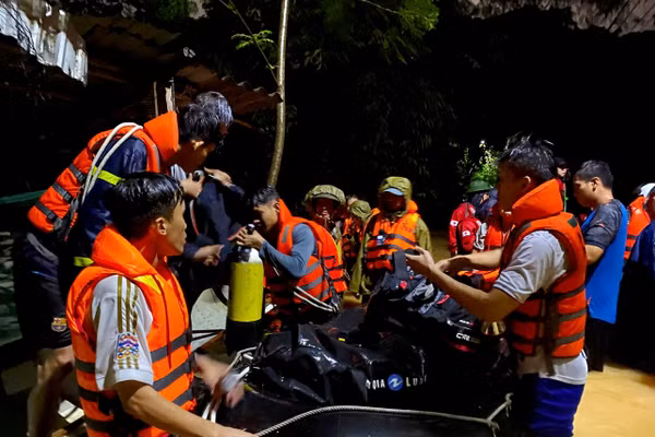 Công an TP Huế triển khai lực lượng tìm kiếm người phụ nữ mất tích do lũ cuốn trong đêm 27/9. (Ảnh: CACC)