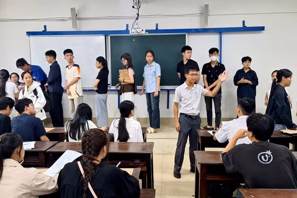 Cán bộ Trường ĐH Sư phạm Huế hướng dẫn các tân sinh viên nhập học. (Ảnh: Đại Dương)