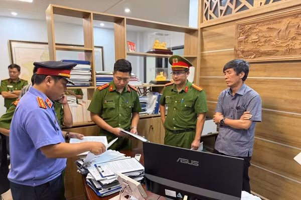Ông Hà Xuân Hậu, Giám đốc Ban Quản lý dự án Đầu tư xây dựng và Phát triển đô thị TP Huế (ngoài cùng bên phải) bị khởi tố, bắt tạm giam.
