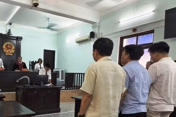 4 bị cáo với tội danh "Nhận Hối lộ" và "Môi giới hối lộ" tại phiên tòa sơ thẩm ngày 25/8.