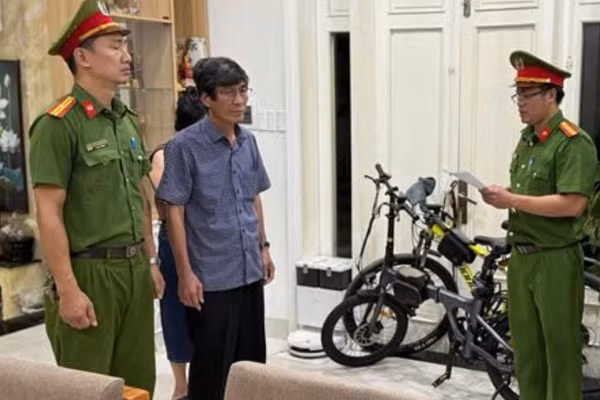 Cơ quan Cảnh sát điều tra Công an TP Huế khám xét nơi ở ông Hà Xuân Hậu.