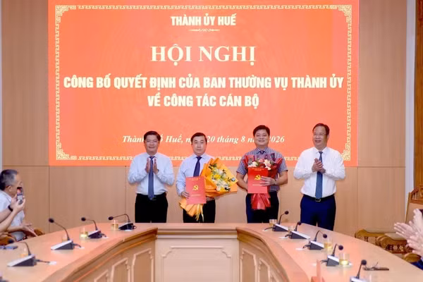 Thành ủy Huế trao quyết định điều động các cán bộ công tác tại Tổ nghiên cứu chuyên đề của Thành ủy. (Ảnh: Đ.Q)