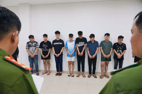 Nhóm thanh thiếu niên náo loạn đường phố Huế tại trụ sở công an.