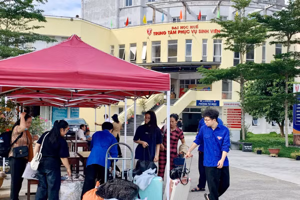 Nhiều tân sinh viên đến tìm chỗ ở tại Ký túc xá Đại học Huế nhưng gặp phải tình trạng hết phòng.